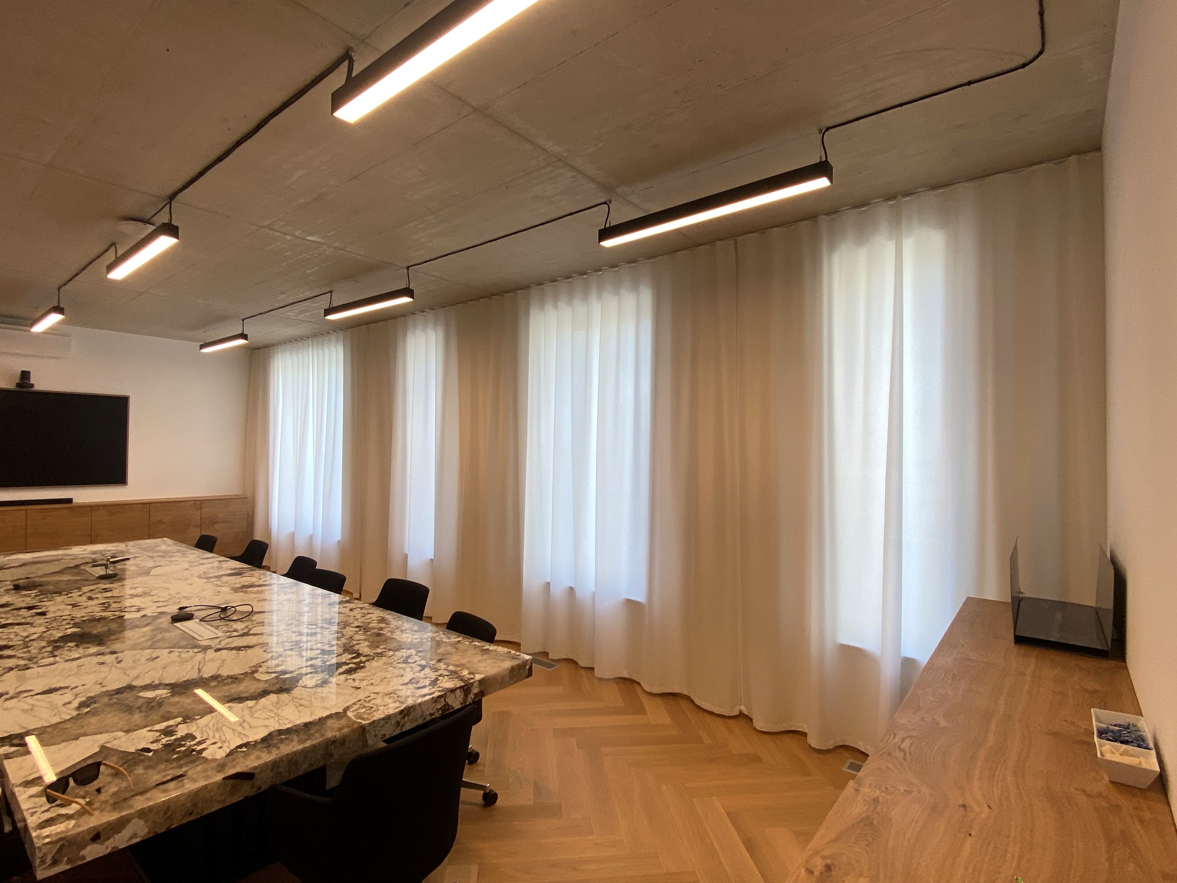Designer meeting room — biele voile na celú stenu